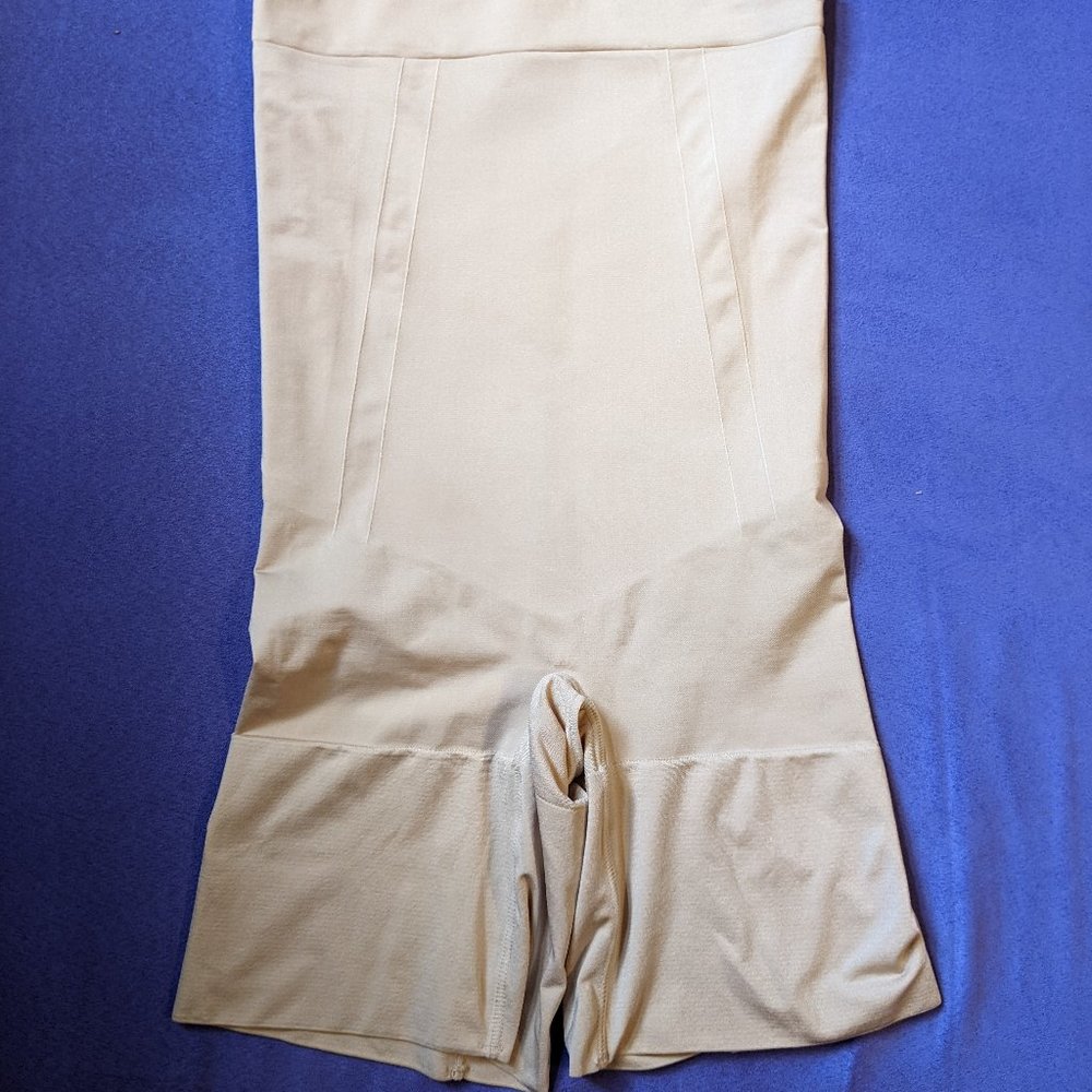 Spanx OnCore High Waisted Mid-Thigh Short - M